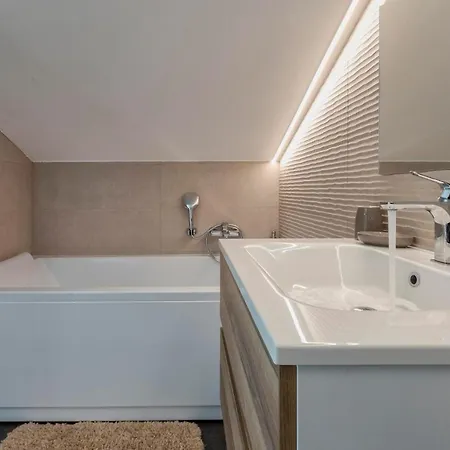 La Apartment *